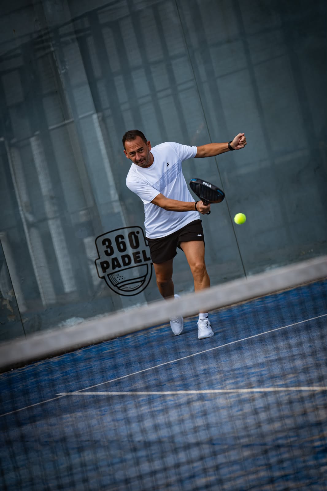 Nicolás Frontini jugando en Club 360 Padel